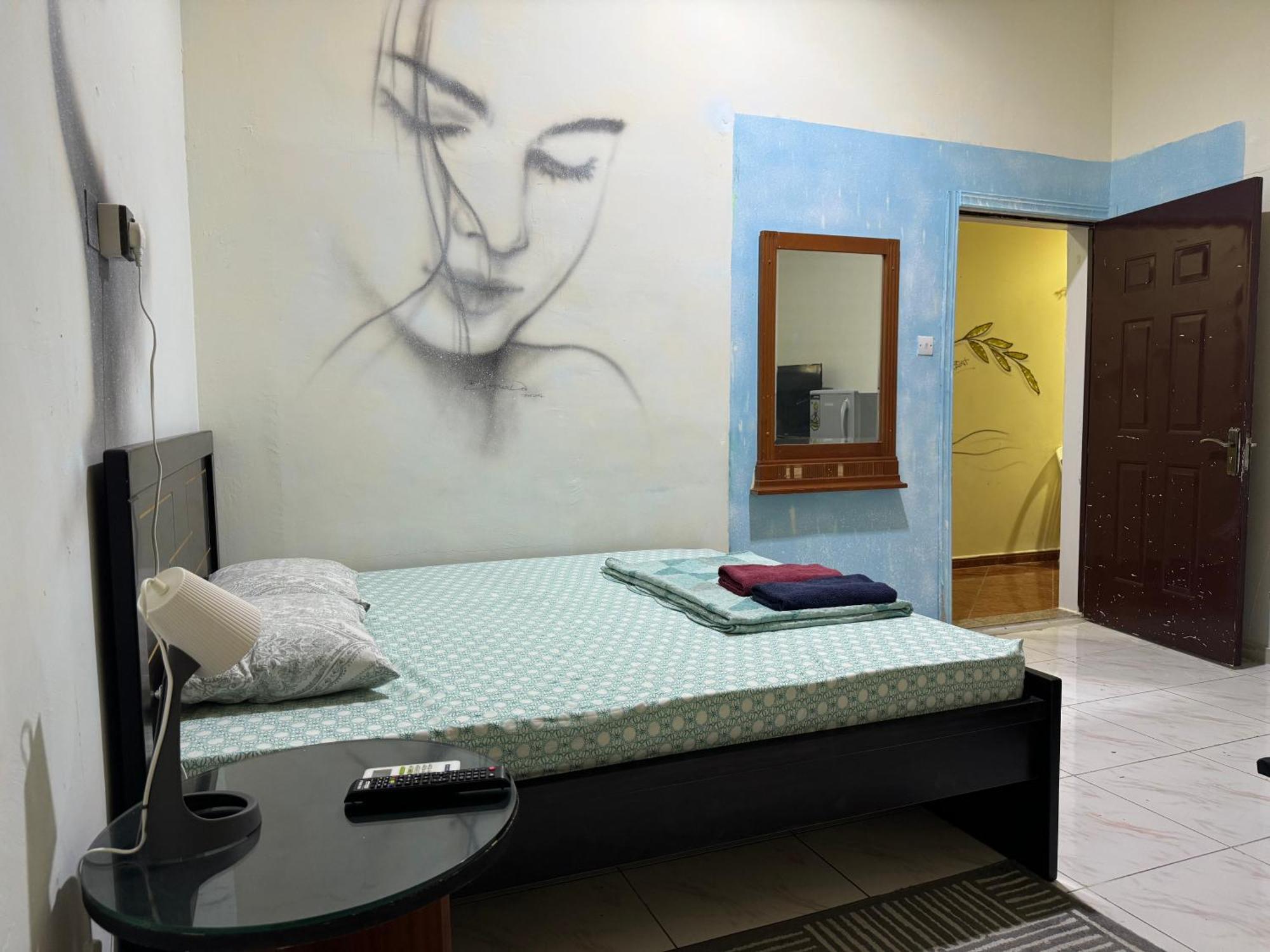 Maison d'hôtes Basic Private With Attached Bathroom - No Parking Space
